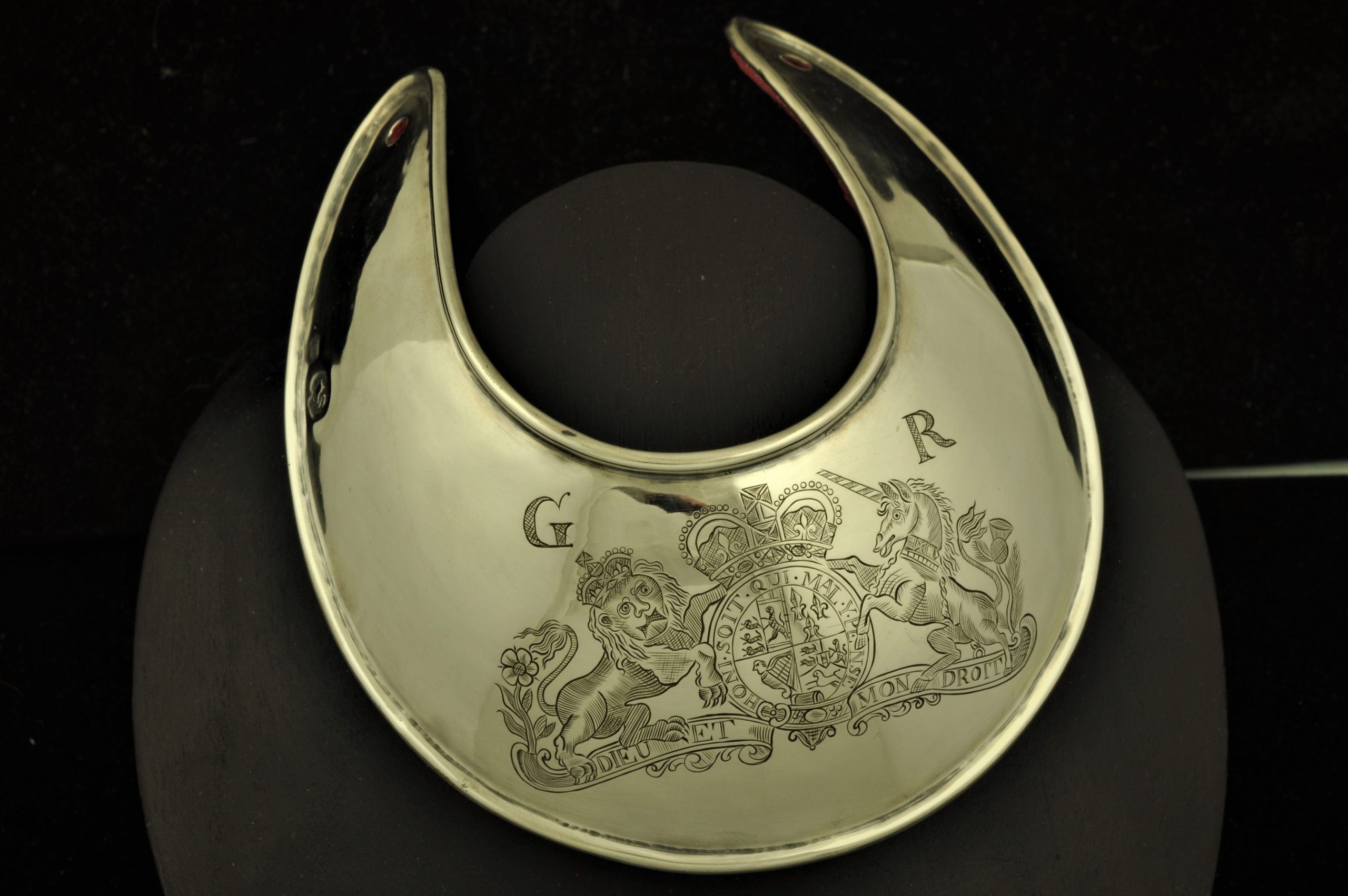ظلم قاموس عنوان  1750's Sterling Silver British Officers Gorget – Contemporary Longrifle  Association